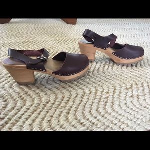 Mia wooden leather clogs